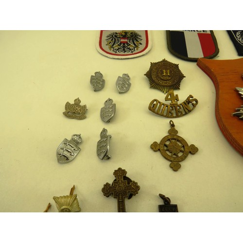 265 - BAG OF MILITARY AND POLICE BADGES AND BUTTONS