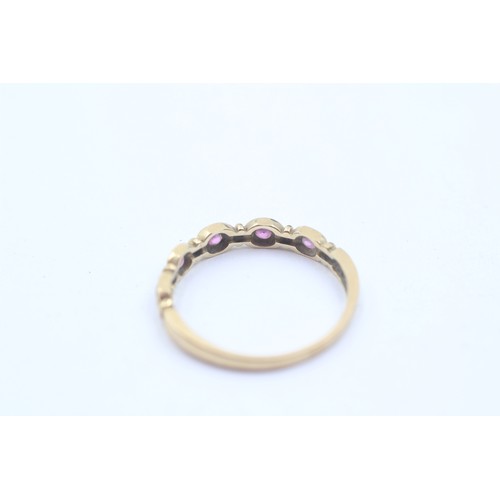 424 - 9ct gold pink sapphire five stone ring (1.4g) SIZE- O