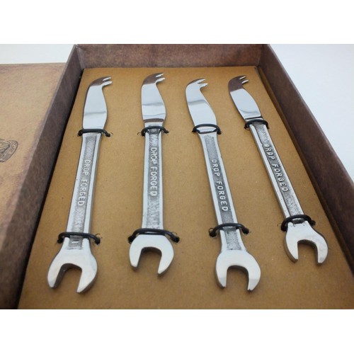 224 - NOVELTY BOXED SET OF 4 SPANNER MINI CHEESE KNIVES - CULINARY CONCEPTS CLASSICS LONDON - UNUSED