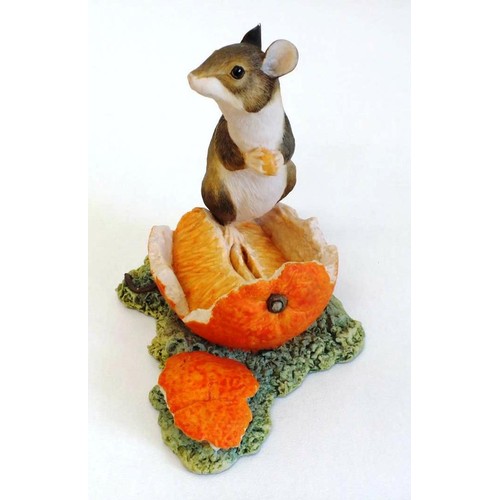 225 - BORDER FINE ARTS SCULPTURE MOUSE EATING AN ORANGE, SIGNED BY ARTIST RAY AYRES 1983, Height 10cm