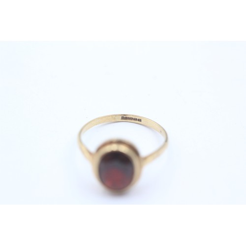 440 - 9ct gold oval garnet step bezel solitaire ring (2.4g) SIZE- Q