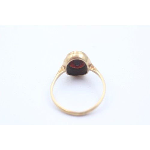 440 - 9ct gold oval garnet step bezel solitaire ring (2.4g) SIZE- Q