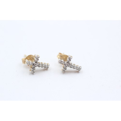 442 - 9ct yellow and white gold diamond paved cross stud earrings (1g)