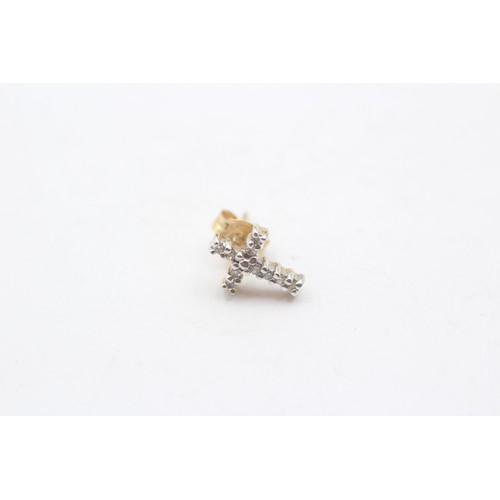 442 - 9ct yellow and white gold diamond paved cross stud earrings (1g)