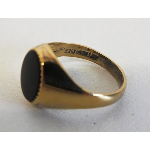 231 - 22ct GOLD ON SILVER BLACK ONYX SIGNET RING SIZE S, 4.8g