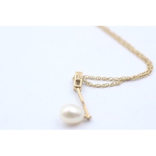 456 - 9ct gold diamond and pearl bar drop pendant necklace (1.5g)