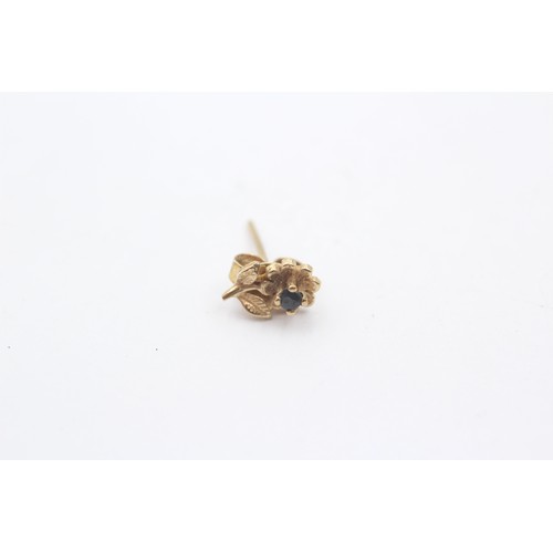 464 - 9ct gold sapphire flower stud earrings (0.7g)