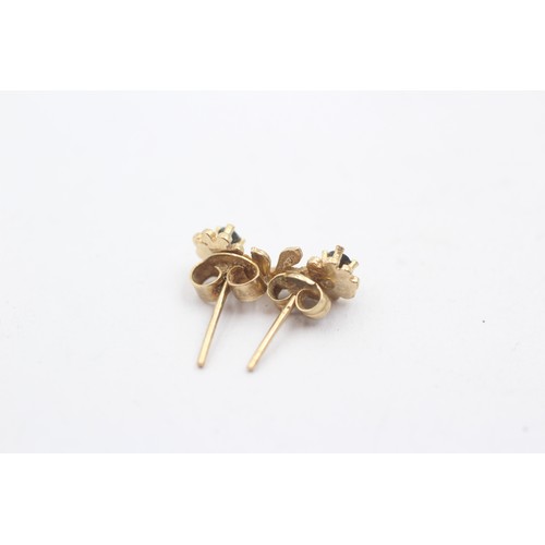 464 - 9ct gold sapphire flower stud earrings (0.7g)