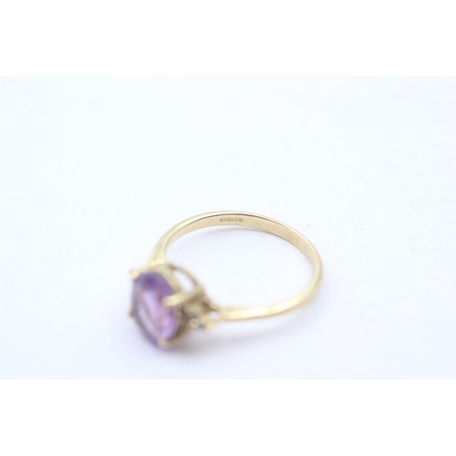 480 - 9ct gold white gemstones and oval amethyst trilogy ring (2.3g) SIZE- O