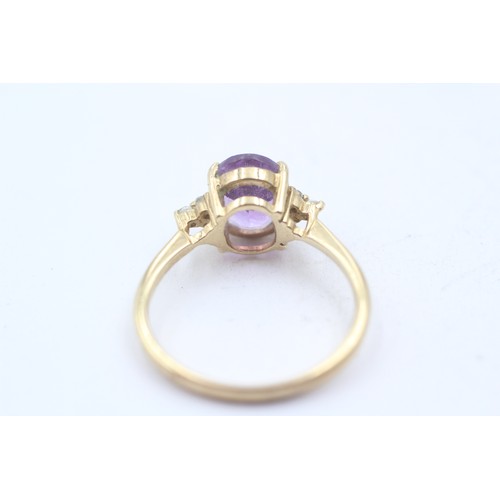 480 - 9ct gold white gemstones and oval amethyst trilogy ring (2.3g) SIZE- O