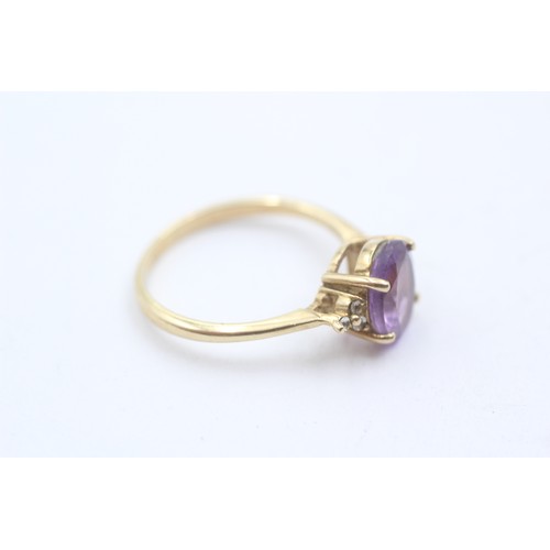 480 - 9ct gold white gemstones and oval amethyst trilogy ring (2.3g) SIZE- O