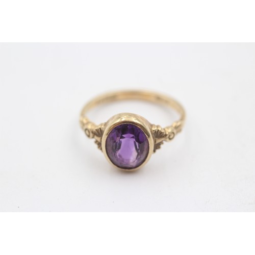 484 - 9ct gold oval amethyst ornate shoulders solitaire ring (2.9g) SIZE- N