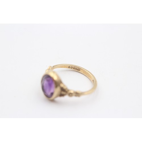 484 - 9ct gold oval amethyst ornate shoulders solitaire ring (2.9g) SIZE- N