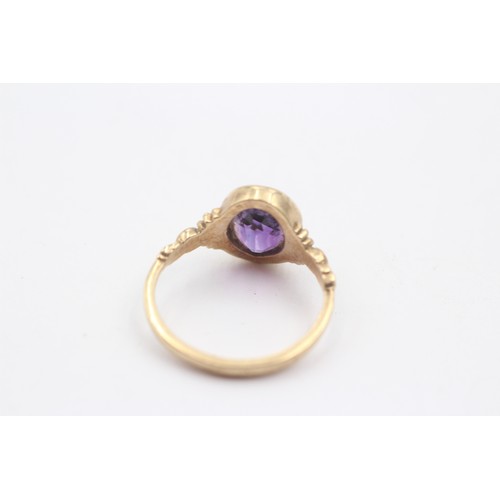 484 - 9ct gold oval amethyst ornate shoulders solitaire ring (2.9g) SIZE- N