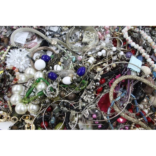 486 - 10kg UNSORTED COSTUME JEWELLERY inc. Bangles, Necklaces, Rings, Earrings.