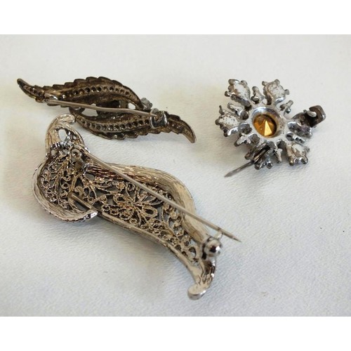 247 - FIVE QUALITY BROOCHES & SCRARF CLIP INCLUDES CZECH CRYSTAL POPPY, TURQUOISE & SEED PEARL GOLD GILT &... 