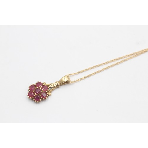 516 - 9ct gold ruby cluster pendant necklace (2.4g)