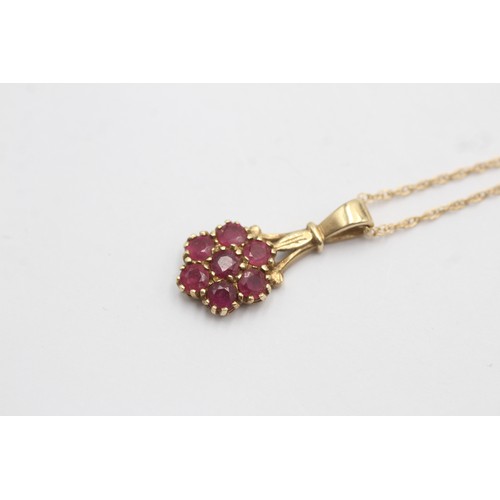 516 - 9ct gold ruby cluster pendant necklace (2.4g)