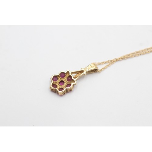 516 - 9ct gold ruby cluster pendant necklace (2.4g)