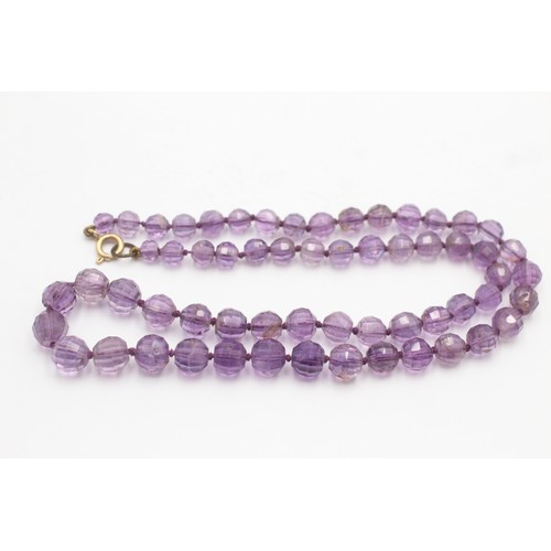 548 - 9ct gold clasp on amethyst graduated beaded strand necklace (26.4g)