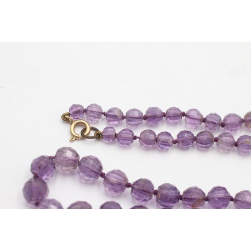 548 - 9ct gold clasp on amethyst graduated beaded strand necklace (26.4g)