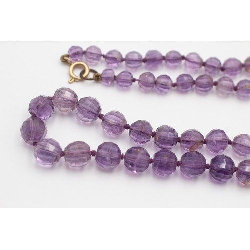 548 - 9ct gold clasp on amethyst graduated beaded strand necklace (26.4g)