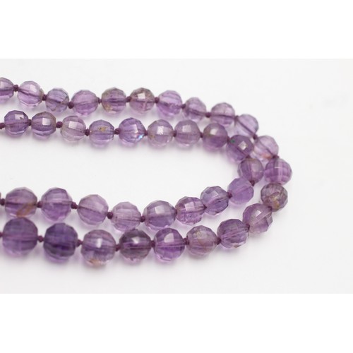 548 - 9ct gold clasp on amethyst graduated beaded strand necklace (26.4g)