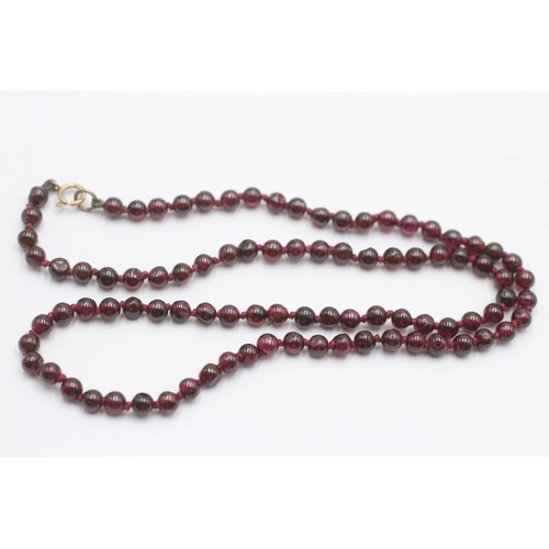 552 - 9ct gold clasp on garnet beaded strand necklace (13.7g)