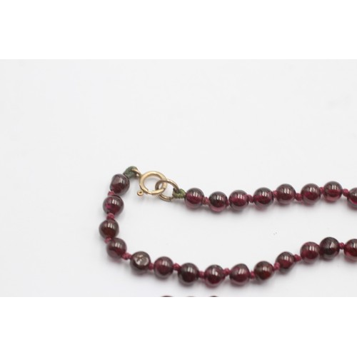 552 - 9ct gold clasp on garnet beaded strand necklace (13.7g)