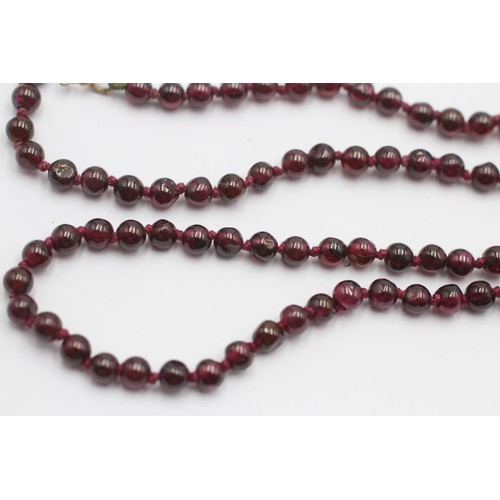 552 - 9ct gold clasp on garnet beaded strand necklace (13.7g)