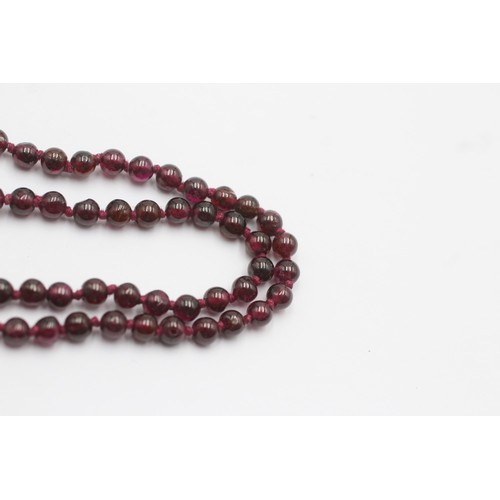 552 - 9ct gold clasp on garnet beaded strand necklace (13.7g)