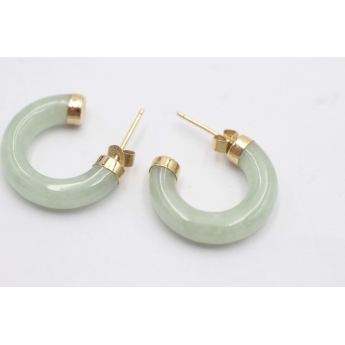 556 - 9ct gold jade hoop stud earrings (3.6g)