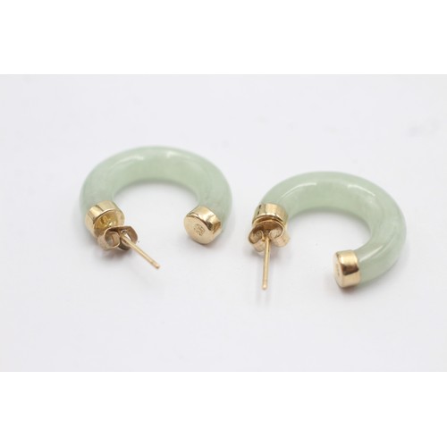 556 - 9ct gold jade hoop stud earrings (3.6g)