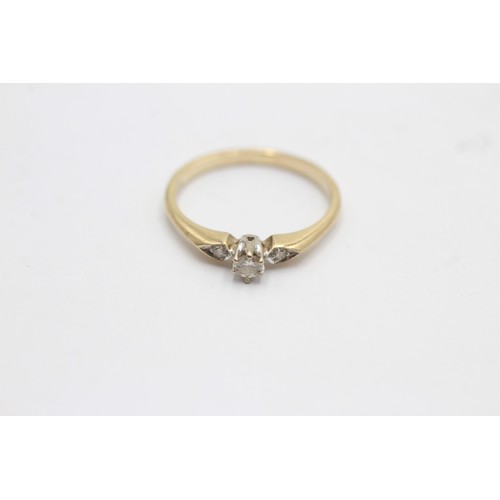 560 - 9ct yellow and white gold raised setting diamond trilogy ring (1.2g) SIZE- K