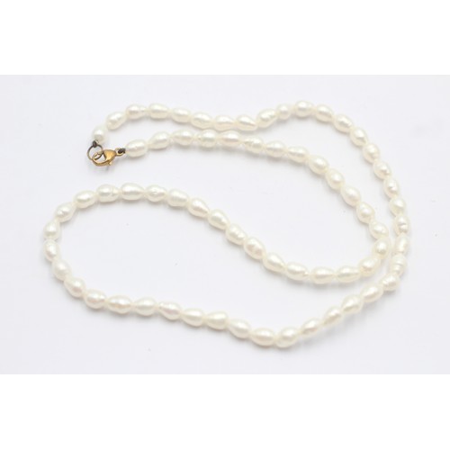 564 - 9ct gold clasp cultured pearl necklace (14.1g)