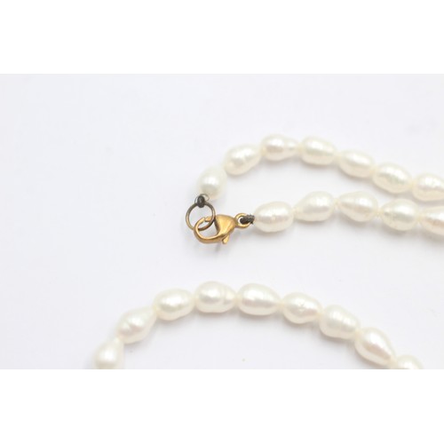 564 - 9ct gold clasp cultured pearl necklace (14.1g)