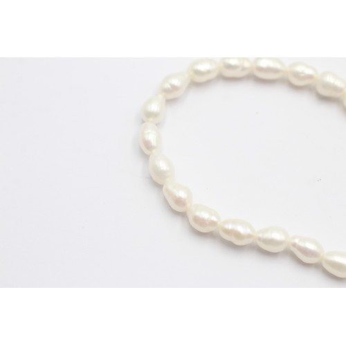 564 - 9ct gold clasp cultured pearl necklace (14.1g)