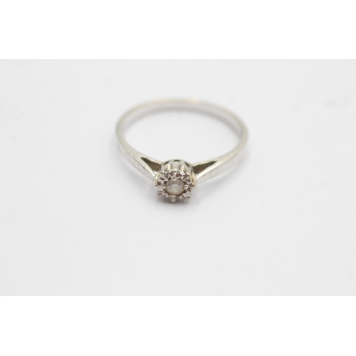 568 - 9ct white gold diamond raised setting & shoulder solitaire ring (2g) SIZE- Q