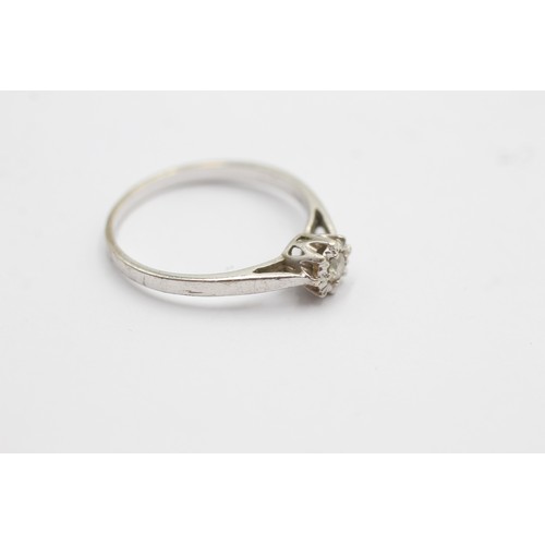 568 - 9ct white gold diamond raised setting & shoulder solitaire ring (2g) SIZE- Q