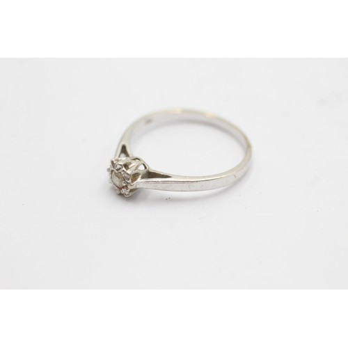 568 - 9ct white gold diamond raised setting & shoulder solitaire ring (2g) SIZE- Q