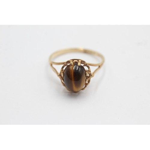 572 - 9ct gold oval tiger eye cabochon solitaire ring (2.3g) SIZE- R