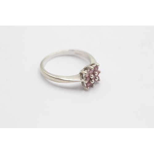 580 - 9ct white gold pink sapphire cluster ring (3g) SIZE- N