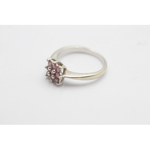 580 - 9ct white gold pink sapphire cluster ring (3g) SIZE- N