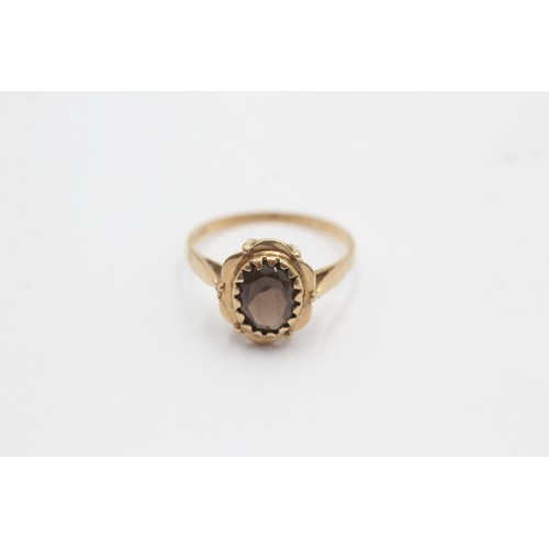 584 - 9ct gold oval garnet solitaire ring (1.7g) SIZE- N