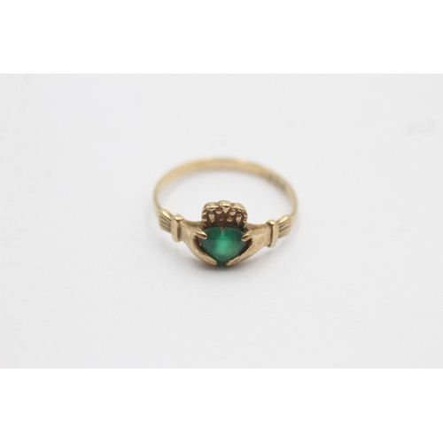 592 - 9ct gold chrysoprase heart claddagh ring (1.3g) SIZE- M