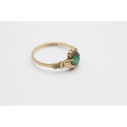 592 - 9ct gold chrysoprase heart claddagh ring (1.3g) SIZE- M