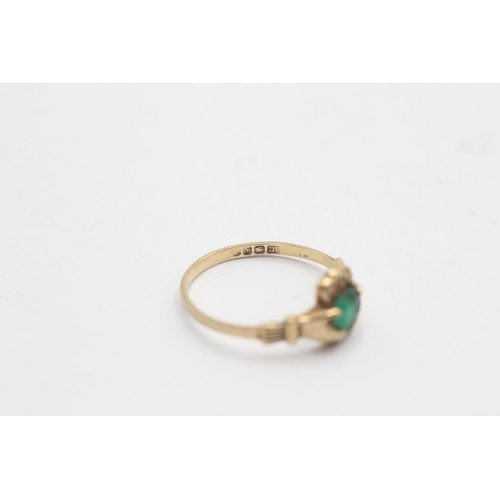 592 - 9ct gold chrysoprase heart claddagh ring (1.3g) SIZE- M