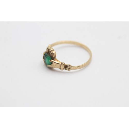 592 - 9ct gold chrysoprase heart claddagh ring (1.3g) SIZE- M