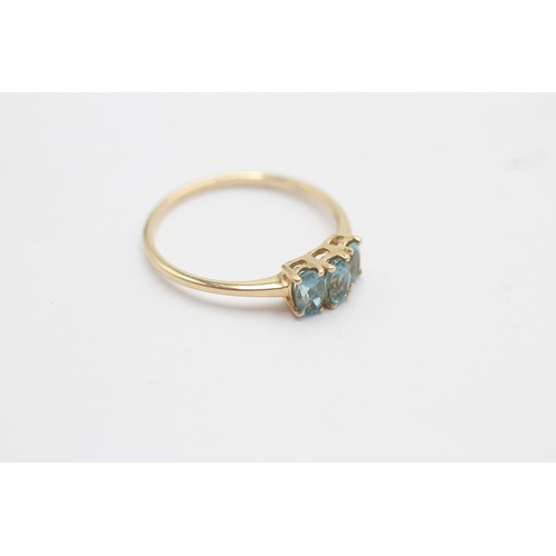 600 - 10ct gold aquamarine trilogy ring (1.4g) SIZE- Q