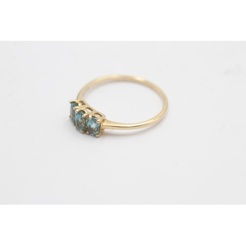 600 - 10ct gold aquamarine trilogy ring (1.4g) SIZE- Q